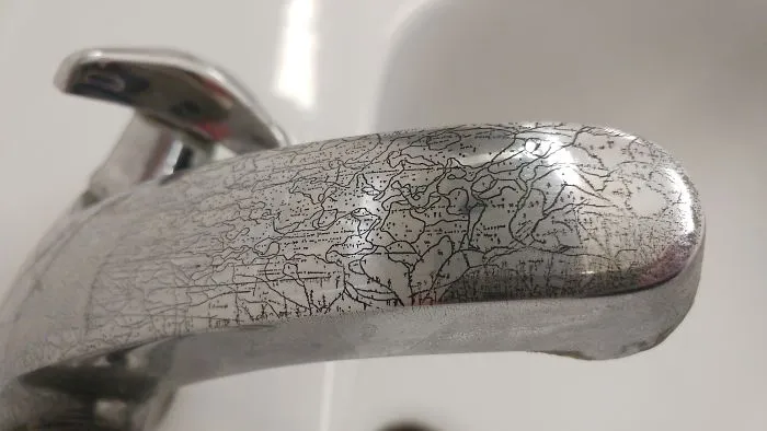 La corrosión en el grifo parece un mapa