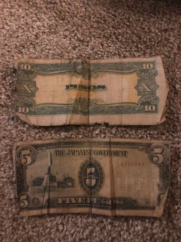 Esto estaba dentro de un libro, no sé si es dinero de verdad