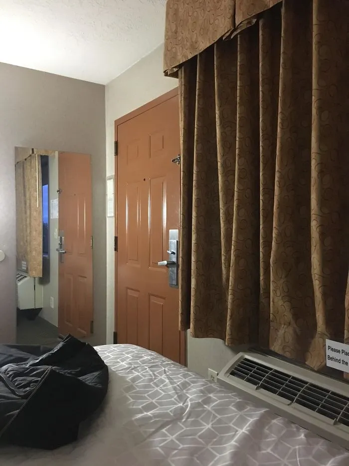Este espejo está puesto para que cualquiera pueda ver quién hay en la cama por la ventana, hasta con las ventanas cerradas