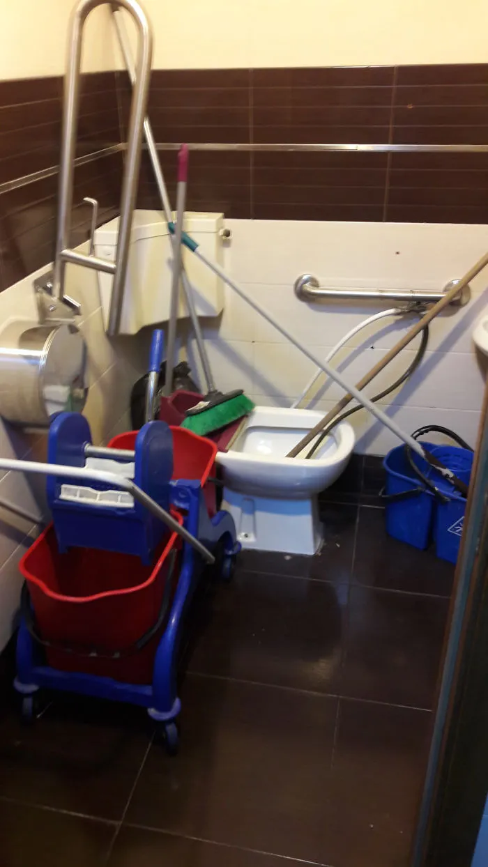 Retrete para discapacitados en un hotel de 4 estrellas