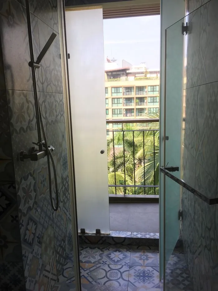 La puerta al balcón está en la ducha