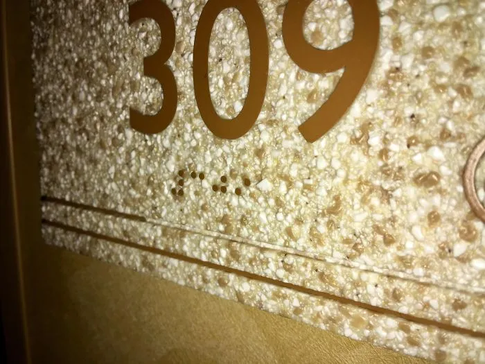 Números en braille en una superficie no lisa