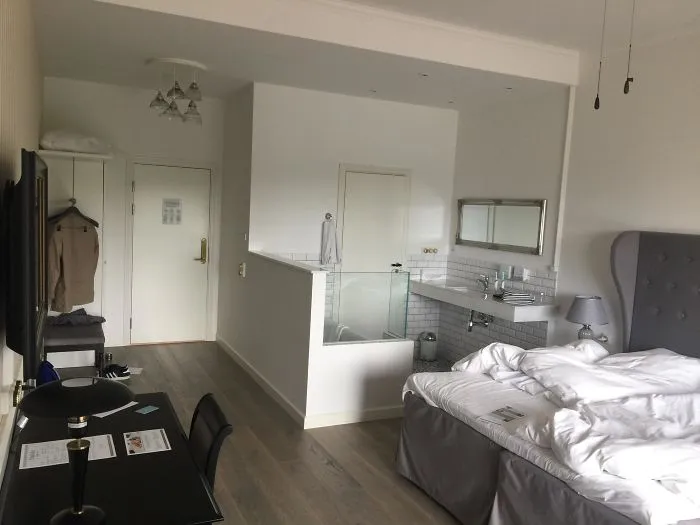 El cuarto de baño está en medio de la habitación