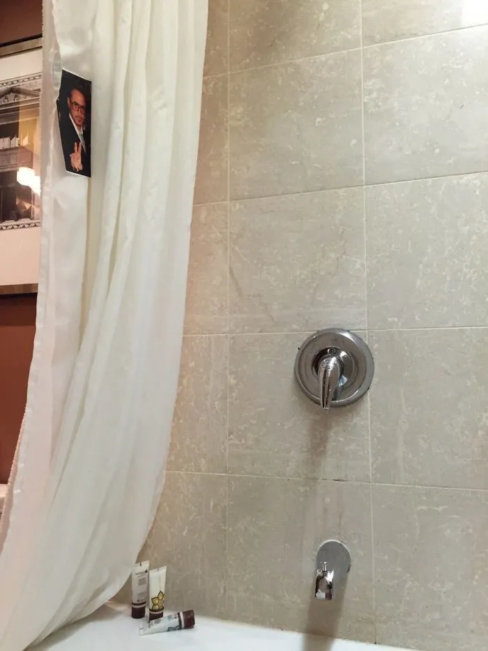 Pedí al hotel que escondiera una foto de Robert Downey Jr. en mi habitación, luego me olvidé. Cuando me fui a dar un baño...
