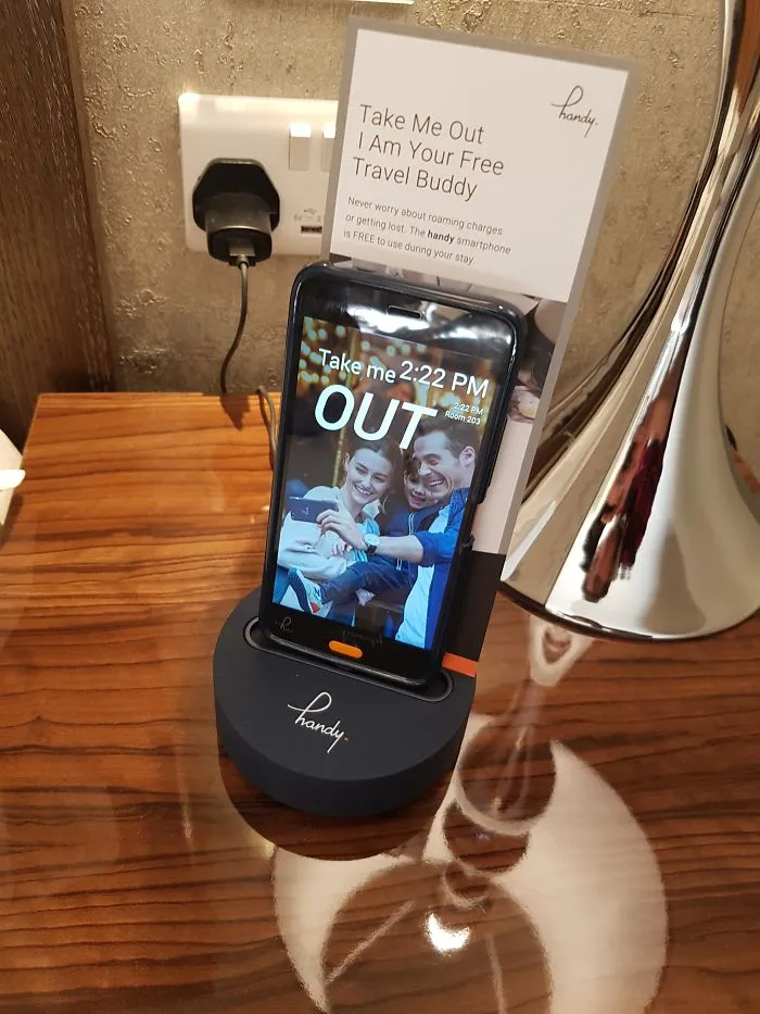 Mi habitación de hotel viene con un móvil android con datos y llamadas gratis que usar durante el viaje