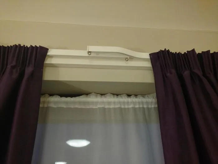 El diseño de estas cortinas en el hotel asegura que no entren resquicios de luz