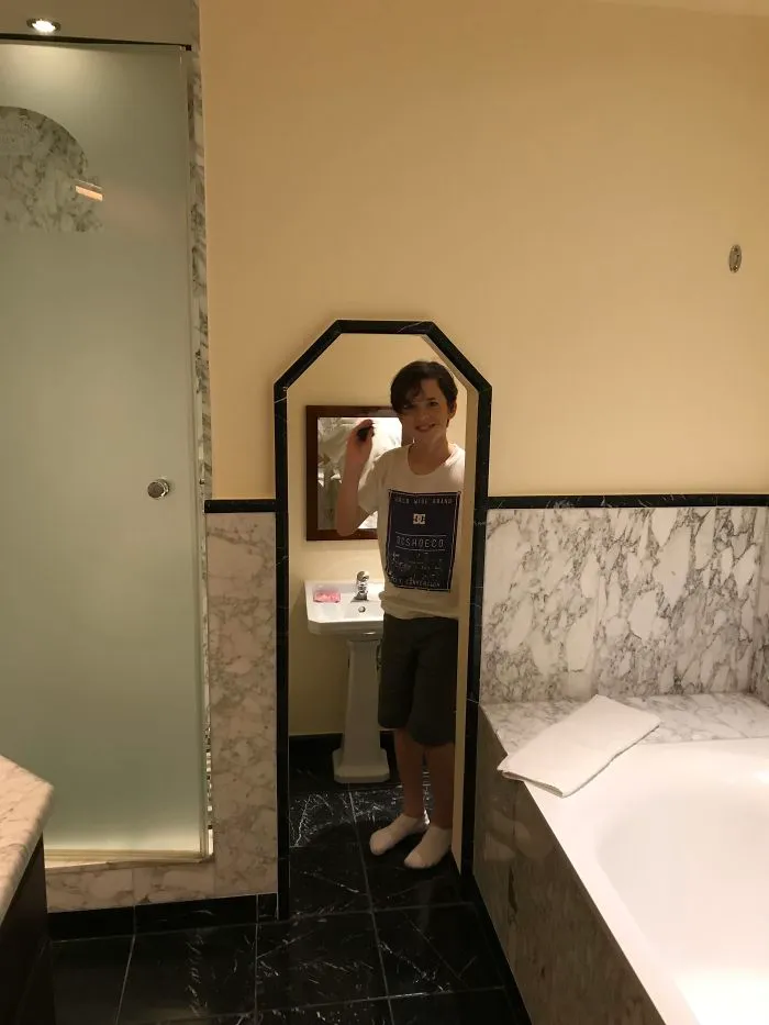 En el Hotel Park Europa en Alemania, hay un minicuarto de baño para niños en el cuarto de baño normal