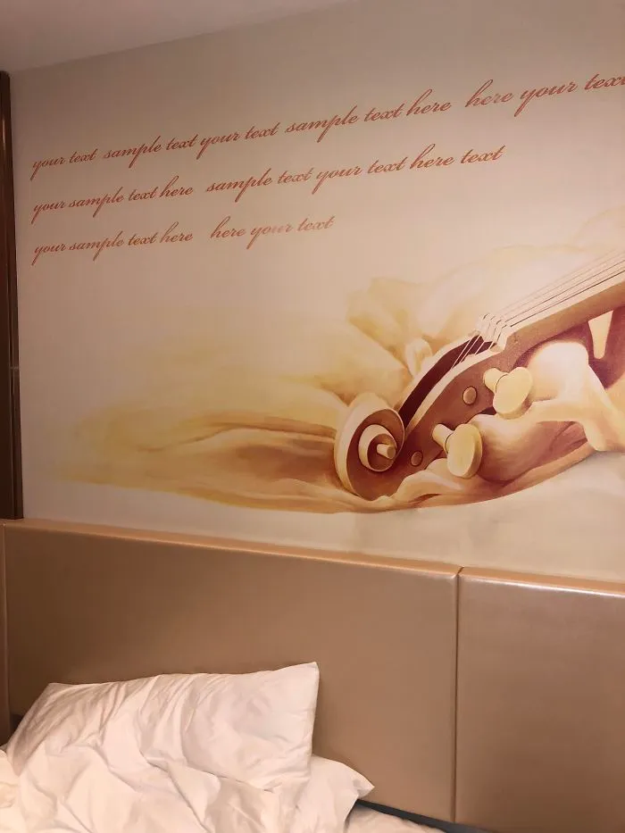 Se les olvidó poner una frase en la decoración de la pared