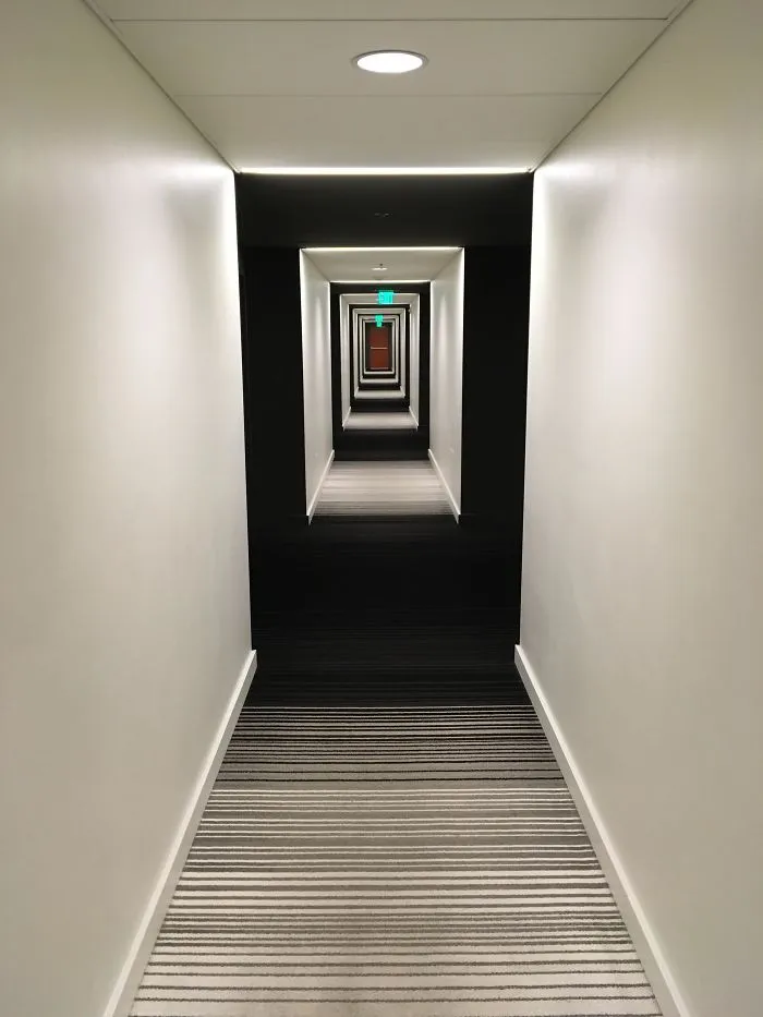 La combinación de iluminación y moqueta de este hotel tiene un efecto... raro