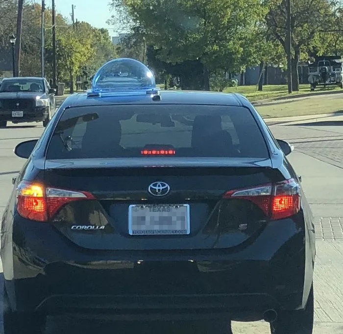 ¿Qué es ese objeto circular en el techo del coche?