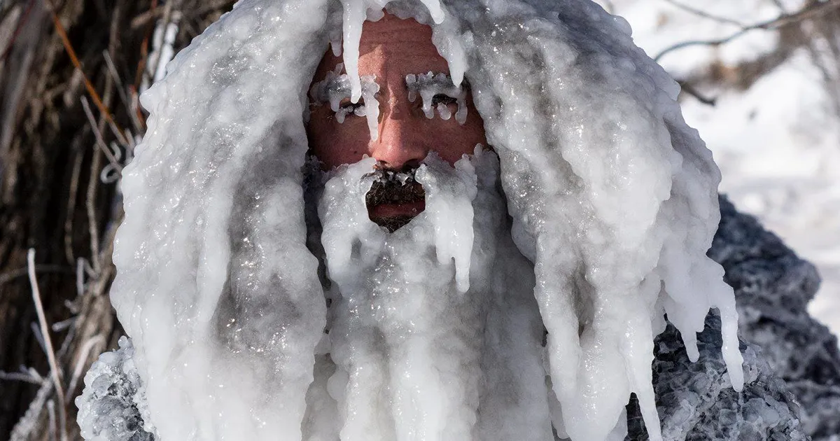 Estos surferos aprendieron por las malas lo que ocurre cuando sales a surfear durante un vórtice polar (18 imágenes)