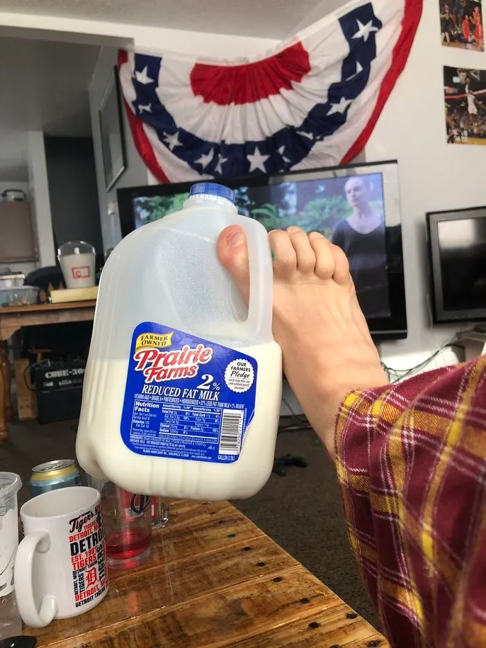 Someone On Twitter Asks 'What's The Worst Way To Hold Your Drink' And Here Are 30 Of The Best Responses