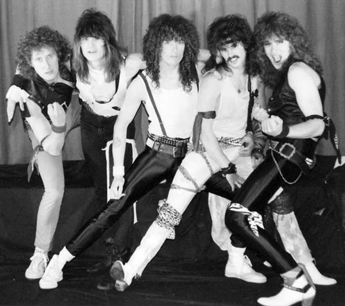 38 Extrañas fotos de bandas metaleras tan horribles que son geniales