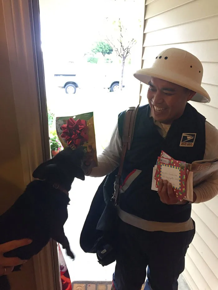 Mi chihuahua odia al cartero, así que le ha traido una bolsa de golosinas