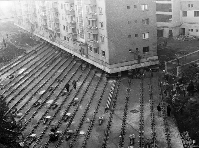 Moviendo un edificio para crear un bulevar en Alba Iulia, Rumanía