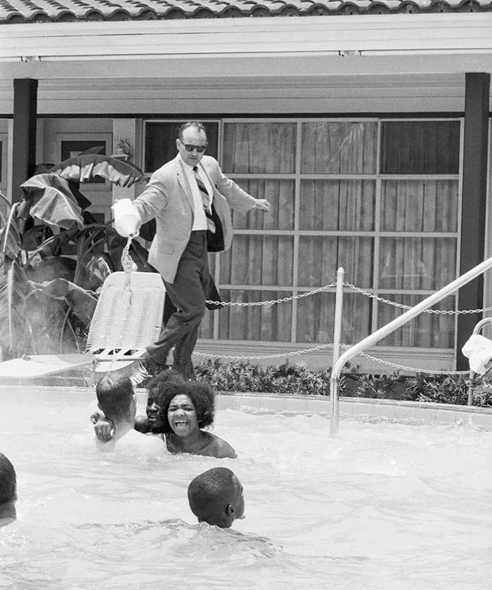 Gerente de hotel echando ácido en el agua
