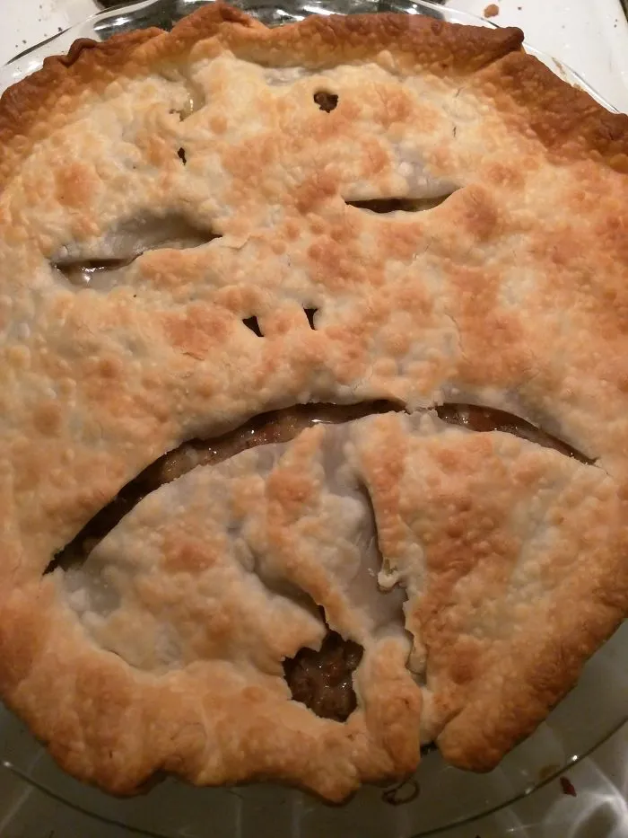 Le pedí a mi marido que le hiciera agujeros para el aire al pastel de pavo
