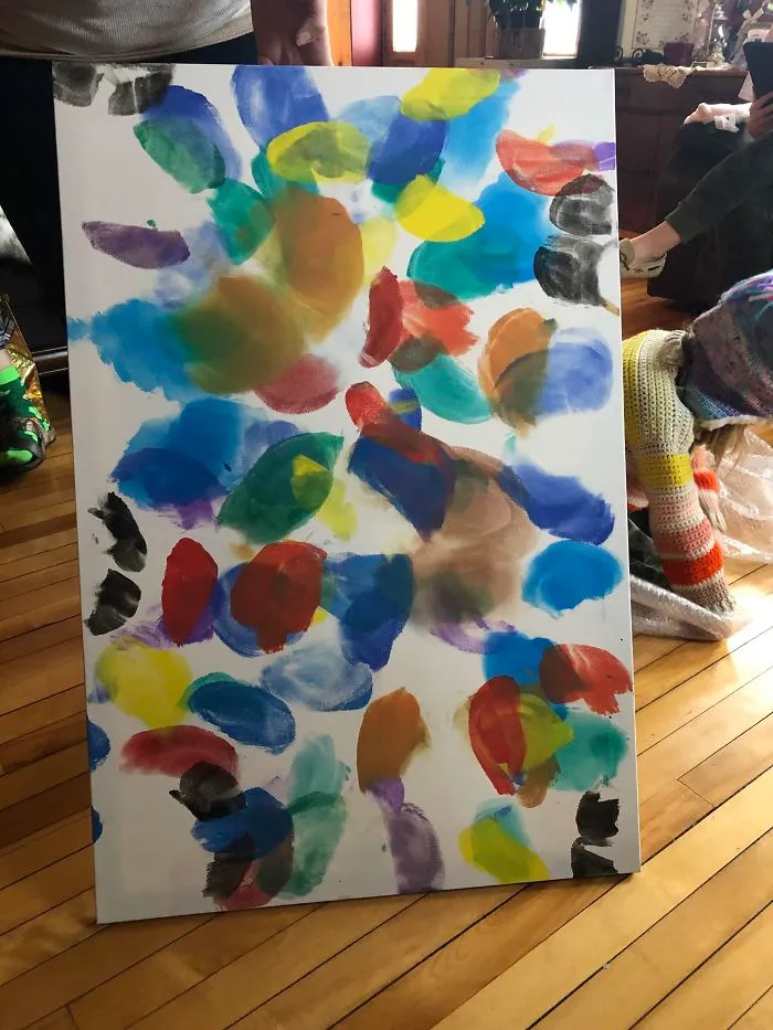 Mis sobrinas me han hecho este cuadro para mi nuevo piso. Se llama "Mariposas" y lo han pintado en su totalidad con los cachetes del culo. Encantador