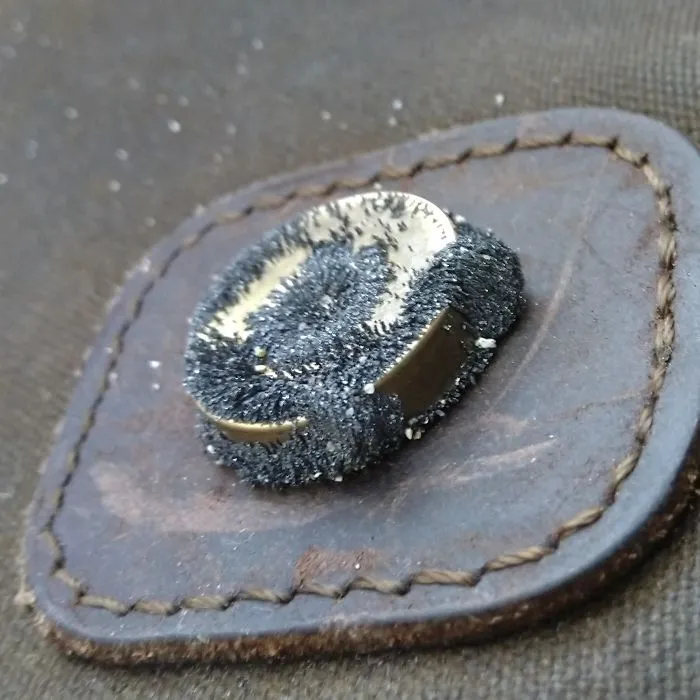 El cierre magnético de mi mochila atrajo todos los fragmentos metálicos de la arena de la playa
