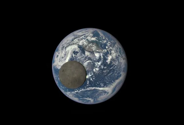 El lado oscuro de la luna captado pasando frente a la Tierra, a una distancia de 1 millón de millas