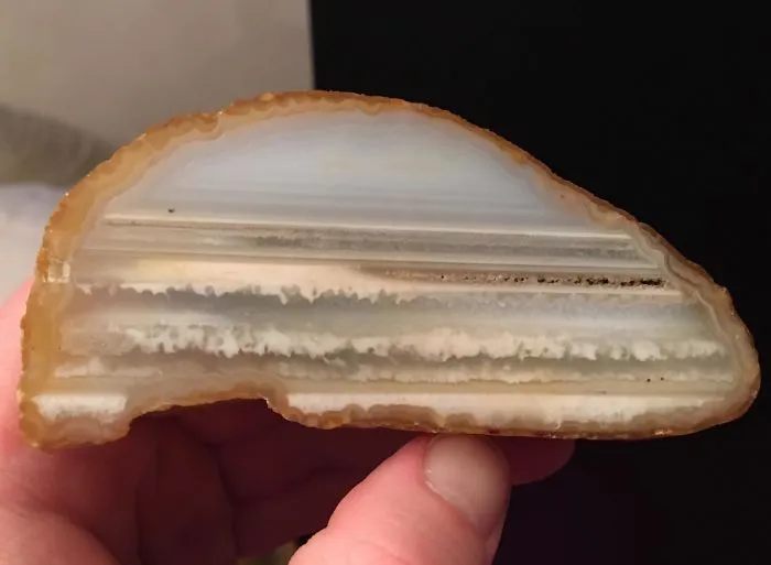 Esta roca seccionada parece que tiene el océano