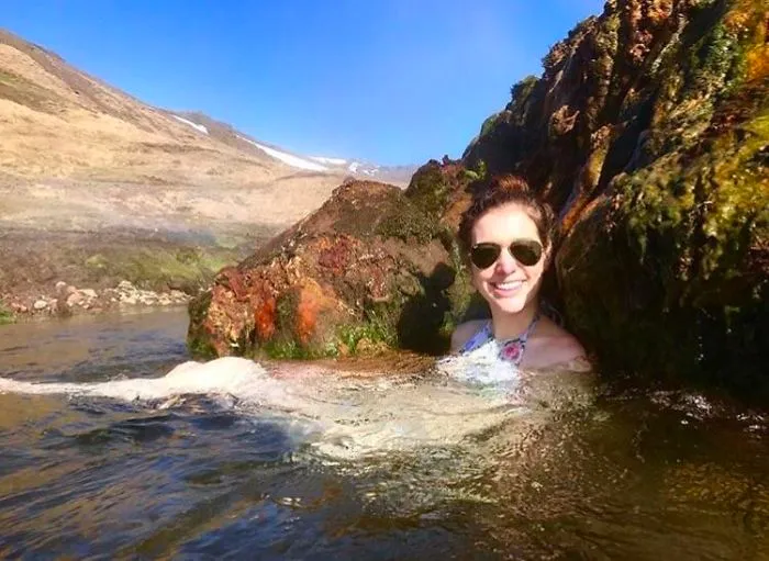 Parece una giganta descansando en el mar apoyada en una montaña