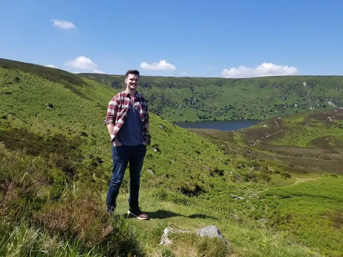 Mi hermano parece un gigante en el campo irlandés