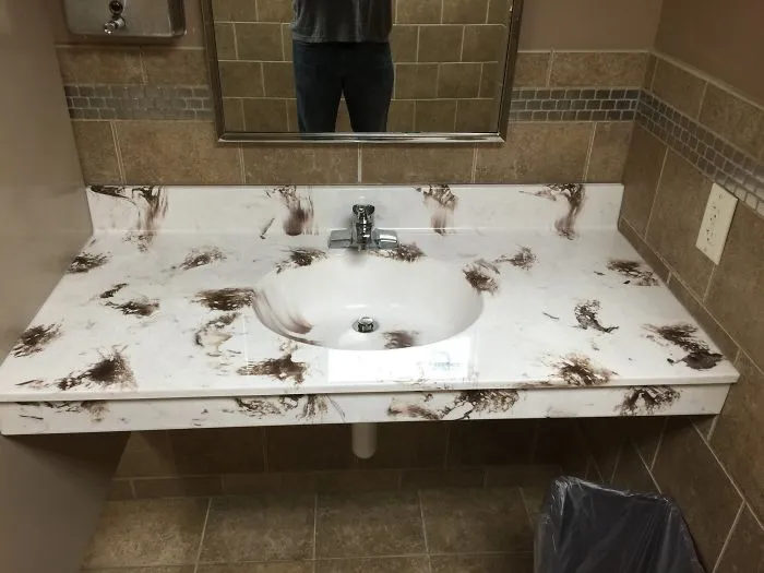 No es el color que uno quiere ver en un baño...