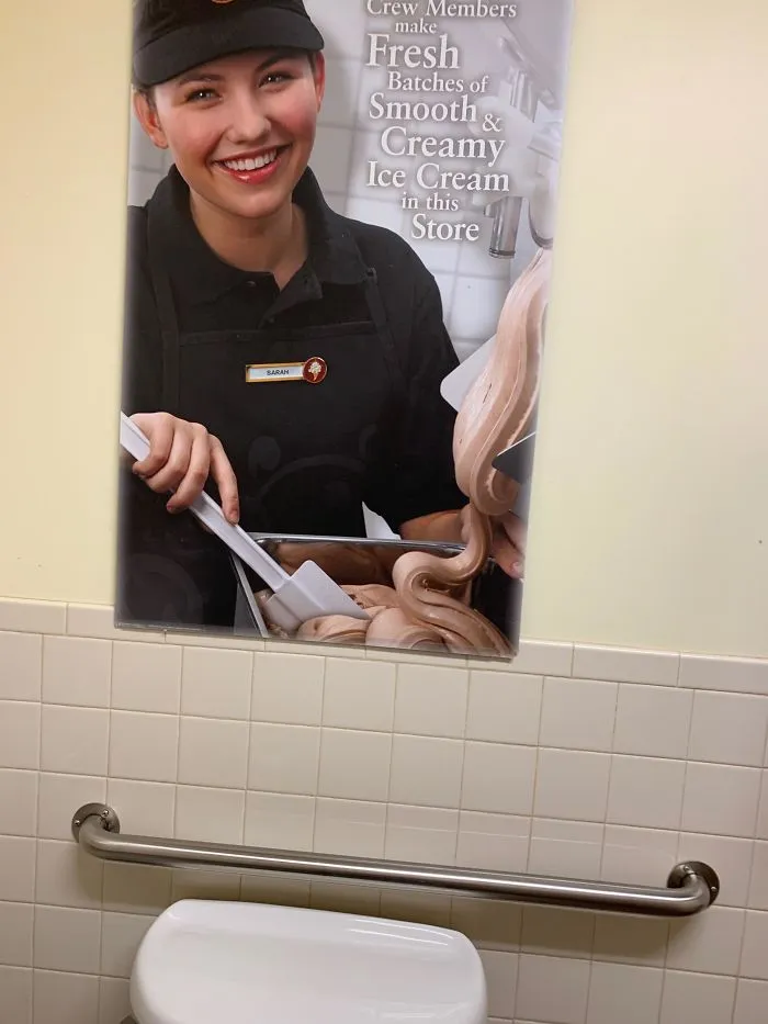 Lo que quieres ver en el baño de una heladería
