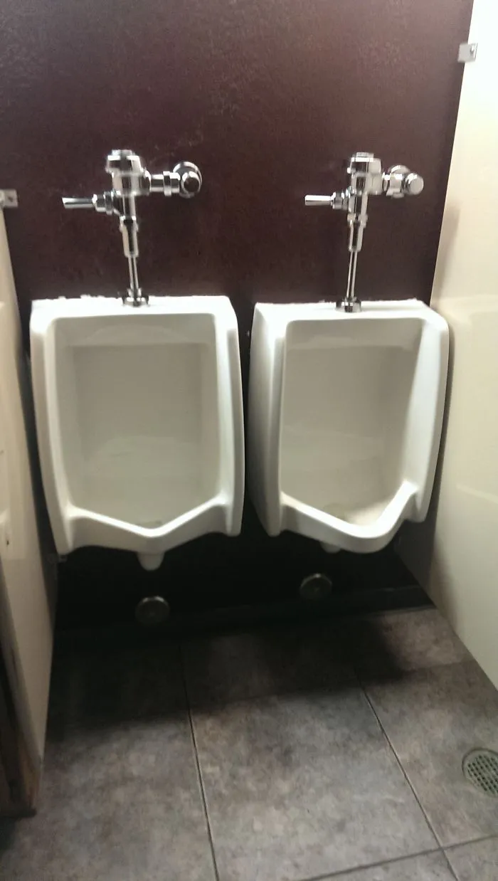Un tipo entró al baño a la vez que yo, pero cuando lo vio dijo NO y salió