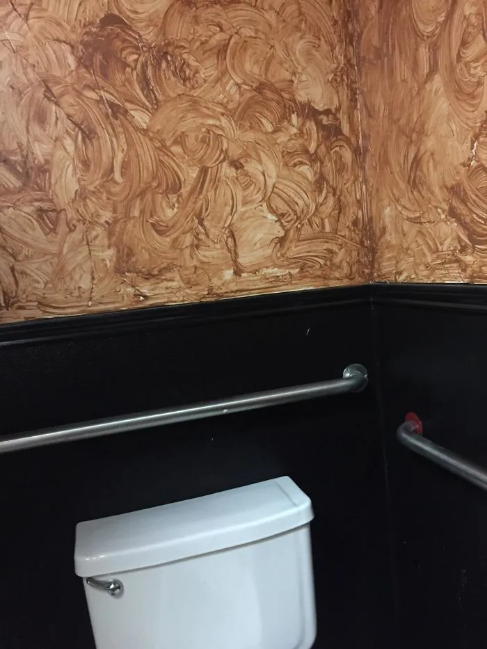 La pintura en este baño público