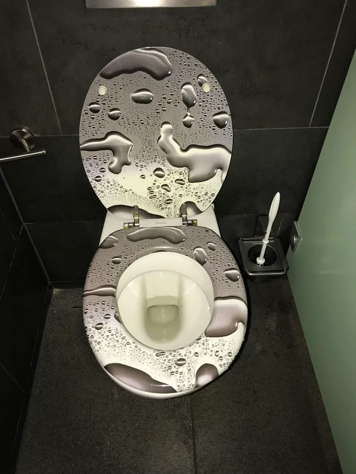 Como si los baños públicos no me dieran bastante ansiedad ya