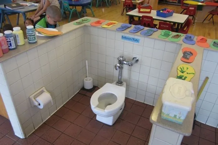 Nada como poner el retrete en medio de clase