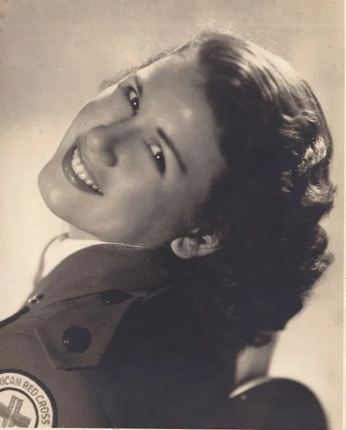 Mi madre era voluntaria de la Cruz Roja durante la 2ª Guerra Mundial y tenía su propio radioshow. 1944