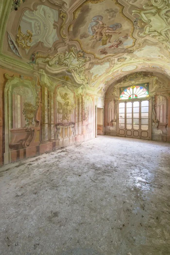 I Photographed Incredible Paintings That People Have Left Behind In Abandoned Buildings (30 Pics)