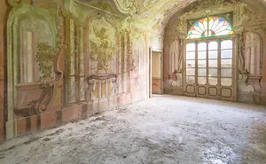 I Photographed Incredible Paintings That People Have Left Behind In Abandoned Buildings (30 Pics)