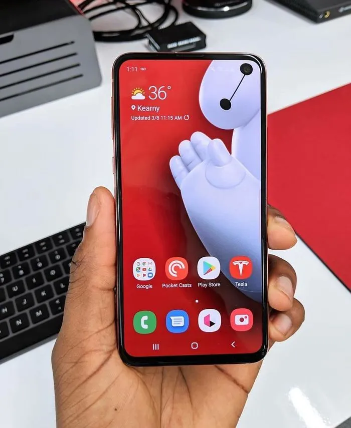 20 Of The Best Wallpapers People Have Created To Hide Camera Cutout In New Samsung Phones