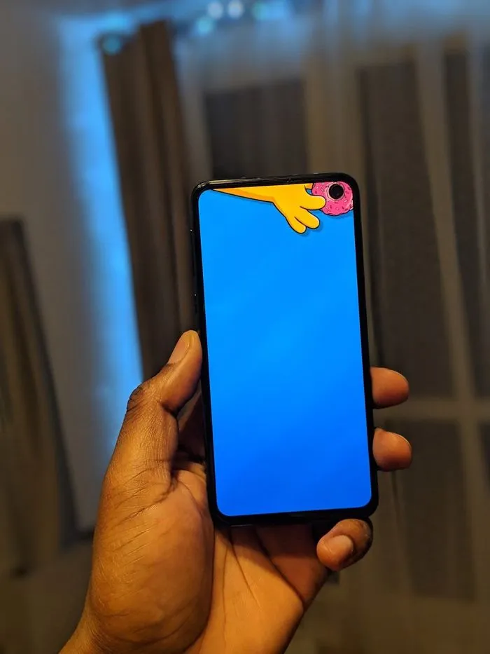 20 Of The Best Wallpapers People Have Created To Hide Camera Cutout In New Samsung Phones