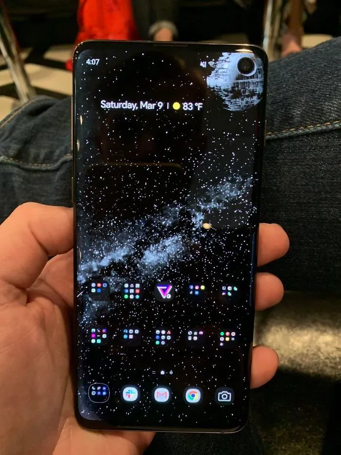 20 Of The Best Wallpapers People Have Created To Hide Camera Cutout In New Samsung Phones