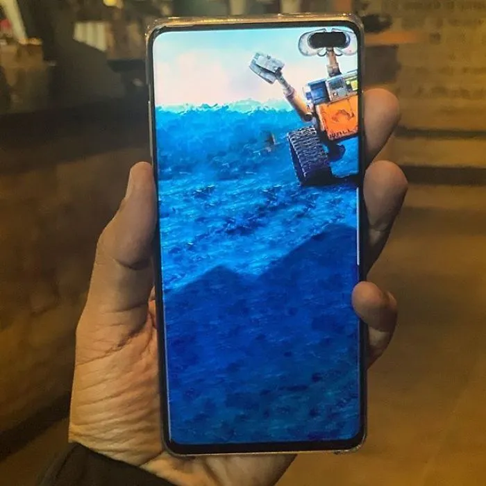 20 Of The Best Wallpapers People Have Created To Hide Camera Cutout In New Samsung Phones