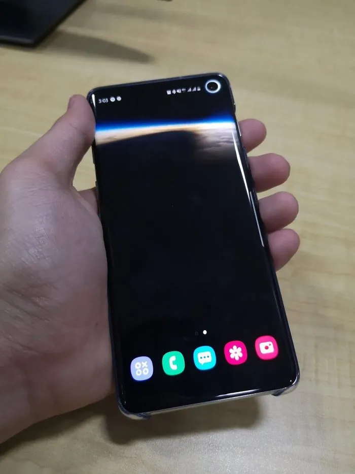 20 Of The Best Wallpapers People Have Created To Hide Camera Cutout In New Samsung Phones