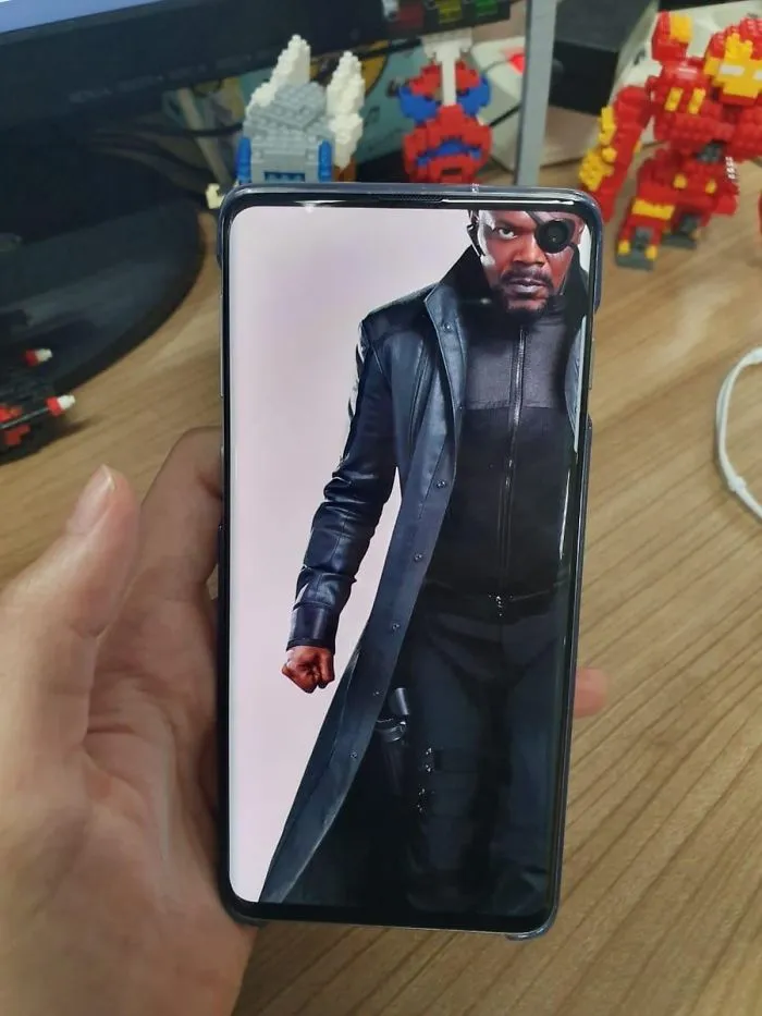 20 Of The Best Wallpapers People Have Created To Hide Camera Cutout In New Samsung Phones