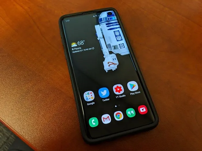 20 Of The Best Wallpapers People Have Created To Hide Camera Cutout In New Samsung Phones