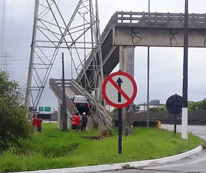 Un Conductor Confunde Un Puente De Peatones Con Un Paso Elevado