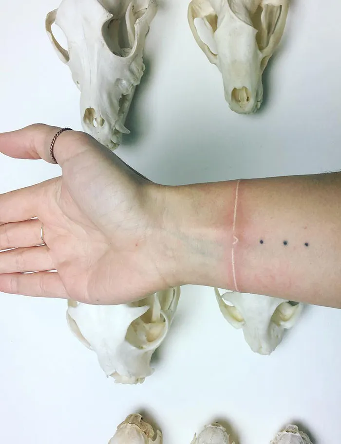 30 Diseños de tatuajes blancos que parecen runas mágicas