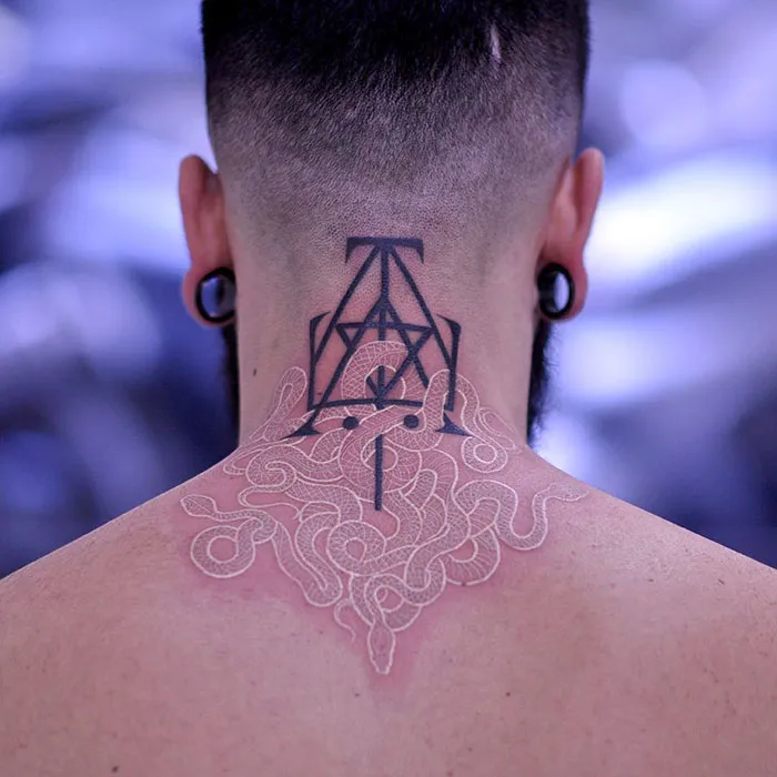 30 Diseños de tatuajes blancos que parecen runas mágicas
