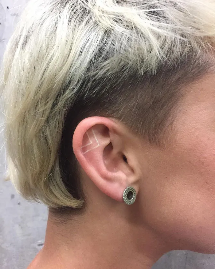 30 Diseños de tatuajes blancos que parecen runas mágicas