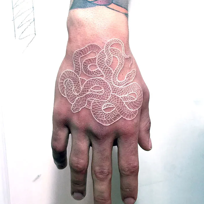 30 Diseños de tatuajes blancos que parecen runas mágicas