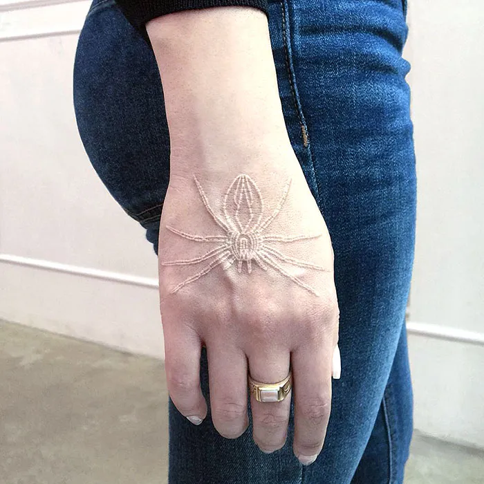 30 Diseños de tatuajes blancos que parecen runas mágicas