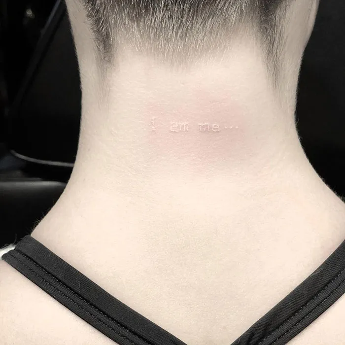30 Diseños de tatuajes blancos que parecen runas mágicas